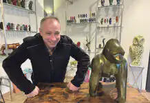 Le sculpteur Emmaly entouré de ses œuvres, dont « Georges », le gorille