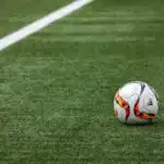 Ballon de foot sur un terrain