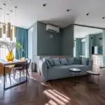 Grande pièce de vie moderne qui comprend un salon et une salle à manger