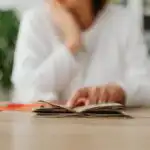 De l'argent posé sur une table