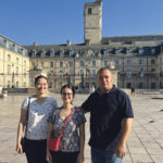 De Moscou à Dijon : Une Chouette histoire La famille Hovhannisyan devant le palais des Ducs à Dijon