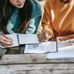 Deux étudiants en train de travailler pour la rentrée scolaire