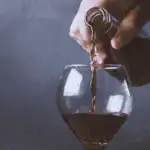 Du vin rouge servi dans un verre