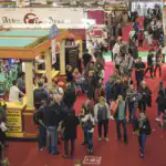 Des passants découvrent les stands de la Foire de DIjon