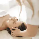 Femme profitant du Head Spa, un massage ancestral qui vient du Japon
