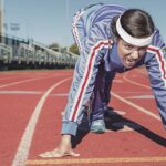 Formation : Prendre le bon départ Une étudiante sur la ligne de départ d'une piste d'athlétisme