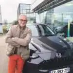 Michel Soler, conseiller commercial au sein de la Concession Honda Dijon Groupe Passion Automobiles, devant le nouveau SUV full hybride Honda ZR-V