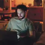 Un étudiant dans un logement étudiant