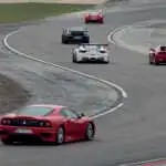 Les voitures du Club Ferrari sur le circuit de Dijon-Prenois pour un baptême gratuit pour les enfants lors de l'événement Rêves d'Enfants Malades
