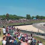 Le public lors du week-end Coupes Moto Légende au circuit Dijon-Prenois