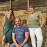 L'équipe de la ferme Le Breuil à Fénay, Samuel Goguely, Fanny Bidault et Cindy Da Silva
