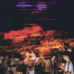 Des jeunes qui font la fête