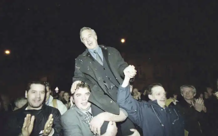 Rebsamen-2001 18 mars 2001 : bain de foule place de la Libération pour François Rebsamen