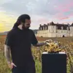 L'artiste Skima avec sa sculpture « TRANSMISSION »