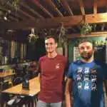 Quentin et Pierre-Elie vous accueillent dans leur fabrique de bières et de curiosité, Un Singe en Hiver