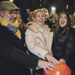 Dijon ! A la Veil… de Noël ! Entourée par son premier adjoint, Antoine Hoareau, et par son adjointe au commerce et à l’artisanat, Nadjoua Belhadef, la maire de Dijon, Nathalie Koenders, a lancé les festivités de Noël dans la capitale régionale