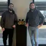 Skima et l'un des associés d'IDÉPRO avec la sculpture TRANSMISSION, désormais au cœur des locaux de l'entreprise.