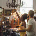Un couple devant des objets d'antiquaire