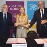 Une triple poignée de main historique entre François Rebsamen, président de Dijon Métropole, Nathalie Koenders, maire de Dijon, et François Sauvadet, président du Conseil Départemental de la Côte-d’Or