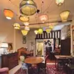 Ambiance chaleureuse et vintage au Grenier Café, où chaque objet de décoration est aussi à vendre