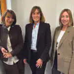 La directrice du Cabinet Even du Fou, Estelle Chevillon, entourée de Lyda Magalhaes et de Cindy Petitjean