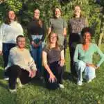 Léon & Léontine accompagne les seniors la nuit grâce aux étudiants en médecine et en soins infirmiers, ici entourant Nathalie Dechannes
