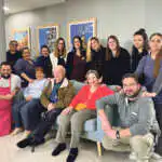 Trois des résidents entourés d'une partie de l'équipe de la résidence Stella L’Écrin des Vignes