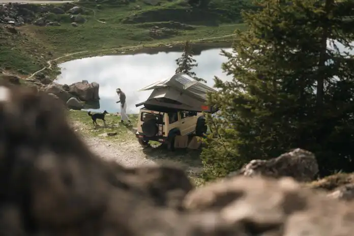 Avec DEB Equipment, la liberté prend de la hauteur : une tente de toit pour des escapades sans contraintes
