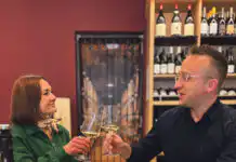 Kelly et Hugo vous accueillent et vous guident avec leurs conseils toujours éclairés dans la nouvelle boutique du Goût du Vin
