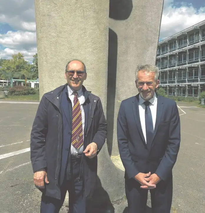 Montchapet Olivier Aillaud professeur d’histoire-géographie au lycée Montchapet, accompagné du proviseur de l’établissement Frédéric Scherrer